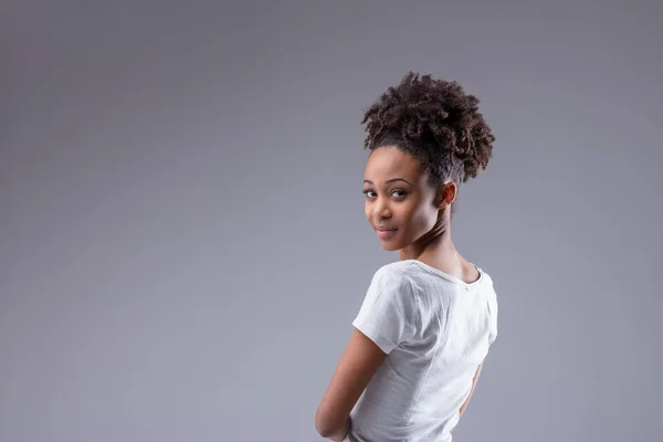 Young Black Woman Looking Back Camera Her Shoulder Quiet Smile — Stock Photo, Image