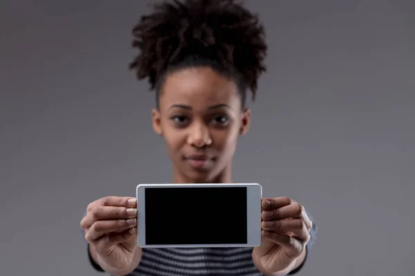 Portrét Afroamerické Mladé Ženy Usmívající Při Zobrazení Chytrý Bílý Mobilní — Stock fotografie