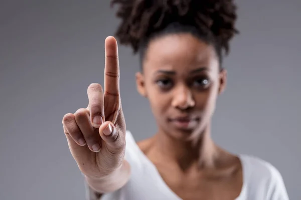 Stern Focada Jovem Mulher Segurando Dedo Indicador Como Enfatizando Ponto — Fotografia de Stock