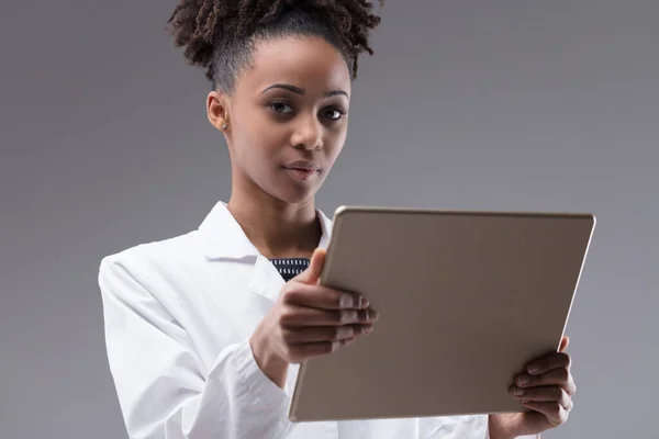 Serious Stylish Young Black Woman White Lab Coat Holding Tablet — Stock Photo, Image