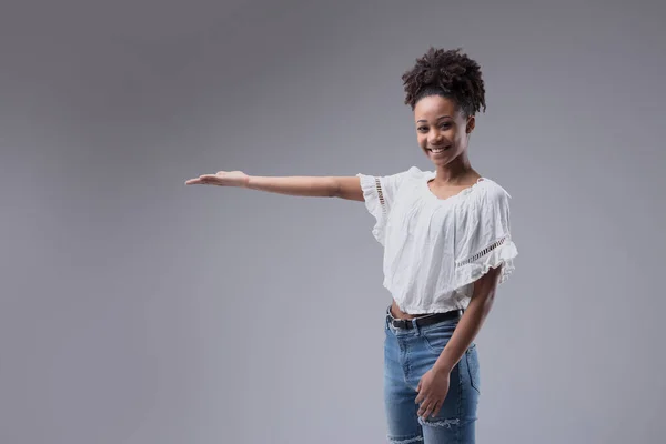 Menina Preta Atraente Jeans Segurando Sua Palma Vazia Para Colocação — Fotografia de Stock