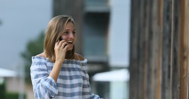 Fiatal turista csevegés mobilon vásárlás közben — Stock videók