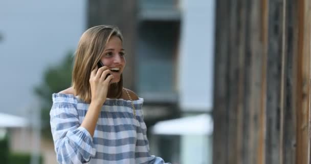 Jong toeristisch chatten op mobiel tijdens het winkelen — Stockvideo