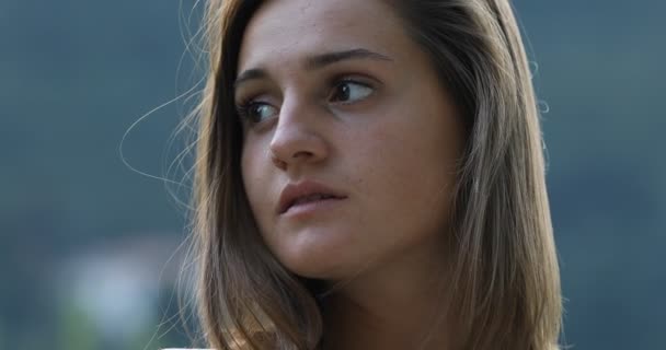 Retrato de vídeo de uma jovem com um olhar encantador — Vídeo de Stock