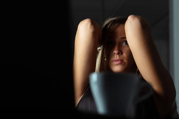 Stressad Trött Kvinna Arbetar Sent Sin Bärbara Dator Ett Mörkt — Stockfoto