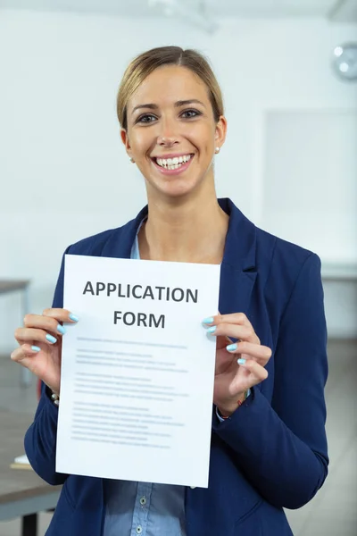 Succesvolle Aanvrager Die Haar Aanvraagformulier Met Een Stralende Glimlach Van — Stockfoto