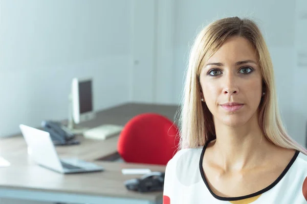 Mujer Negocios Atractiva Seria Mirando Tranquilamente Cámara Mientras Para Oficina — Foto de Stock