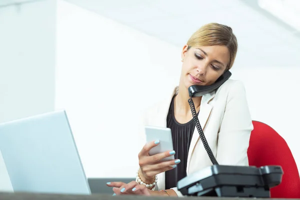 Affärskvinna Multitasking Vid Sitt Skrivbord Kontoret När Tar Ett Telefonsamtal — Stockfoto