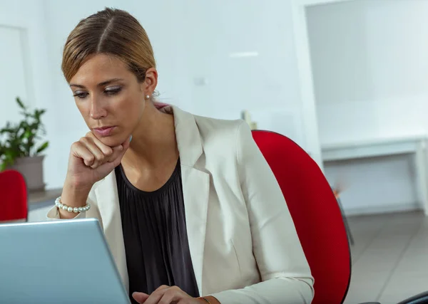 Elegant Businesswoman Concentrating Her Work Office Sitting Reading Laptop Computer — Stock Photo, Image