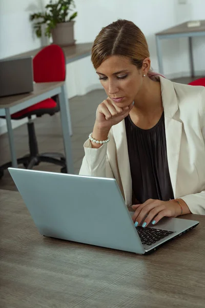 Elegante Mujer Negocios Sentada Trabajando Portátil Una Oficina Que Concentra —  Fotos de Stock