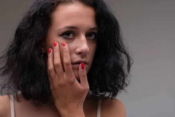 Ernstige Soulvolle Aantrekkelijke Jonge Vrouw Houdt Haar Hand Tegen Haar — Stockfoto