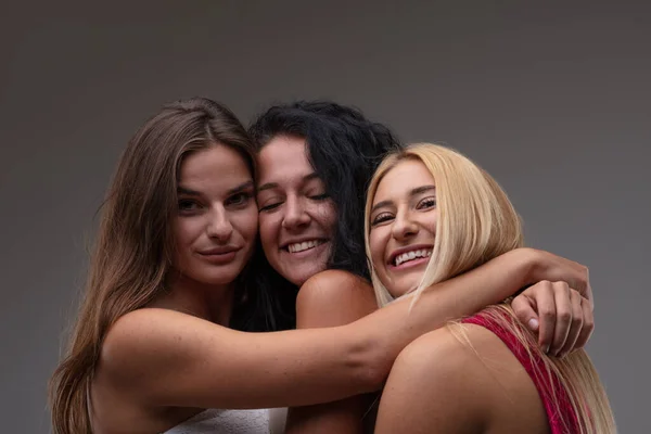 Три Счастливых Улыбающихся Привлекательных Молодых Женщины Рука Руку Позируя Головами — стоковое фото