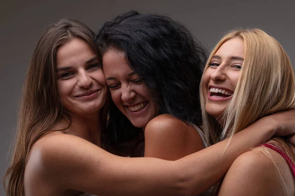 Три Беззаботных Счастливых Молодых Женщины Смеются Над Камерой Позируют Рука — стоковое фото