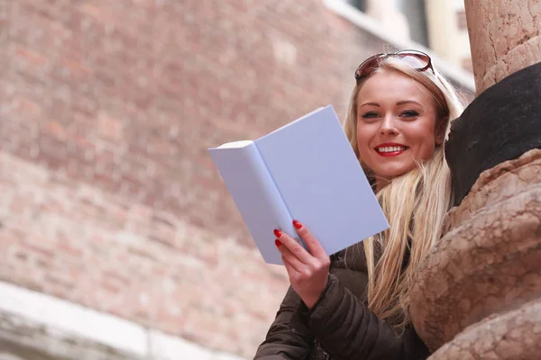 Beautiful Friendly Young Woman Looking Camera Lovely Warm Smile She — Stok fotoğraf