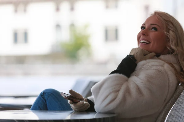 Vreugdevolle Jonge Vrouw Ontspannen Buiten Een Patio Winter Gezeten Aan — Stockfoto