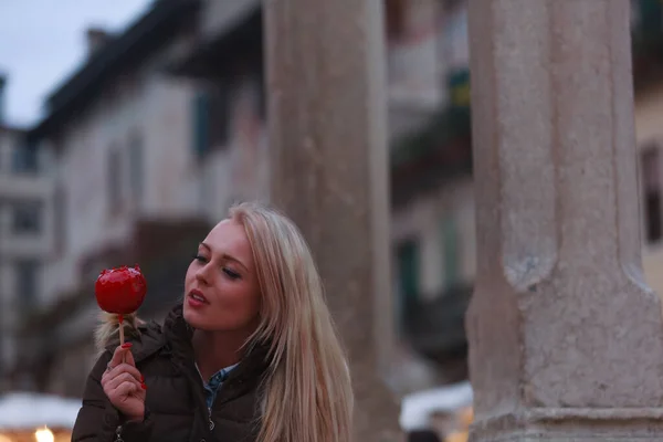 Sensual Young Woman Eyeing Toffee Apple Look Anticipation Parted Lips — Photo