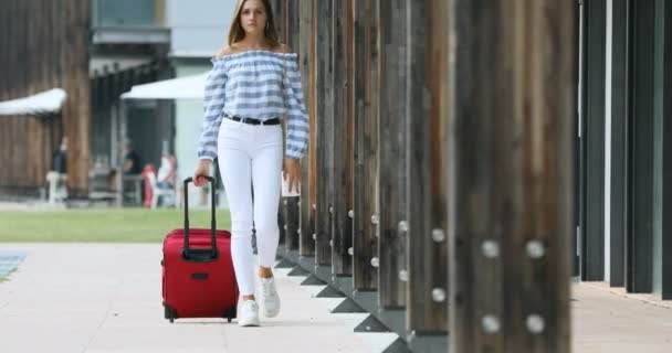 Młoda kobieta jest turystką z walizką spacerującą gdzieś po Europie. — Wideo stockowe