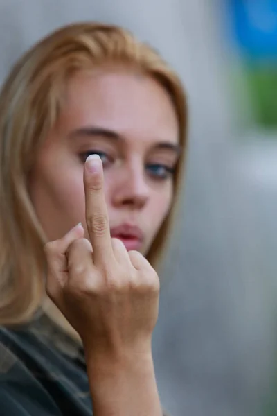 Freche Unhöfliche Junge Frau Die Mit Dem Mittelfinger Eine Obszöne — Stockfoto