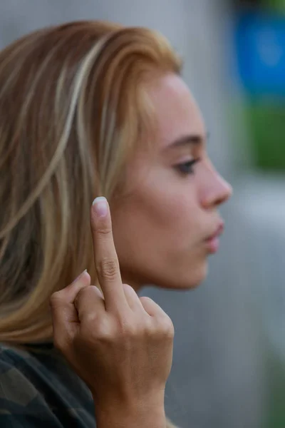 Obraźliwa Niegrzeczna Młoda Kobieta Daje Środkowy Palec Jak Ona Gesty — Zdjęcie stockowe