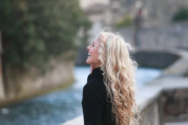 Gelukkig Jong Vrouw Lachen Vrolijk Als Chats Haar Mobiele Telefoon — Stockfoto