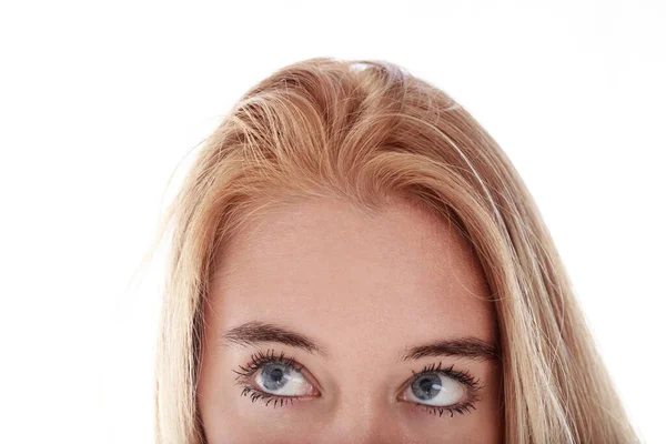Güzel Gri Gözlü Genç Sarışın Bir Kadının Maskara Takan Üst — Stok fotoğraf