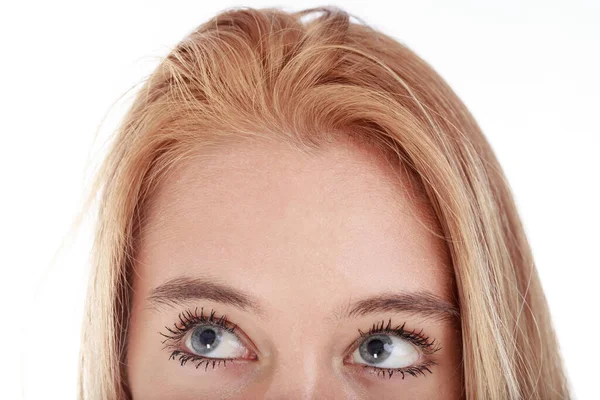 Grandes Ojos Grises Una Joven Rubia Mirando Hacia Arriba Aislada —  Fotos de Stock