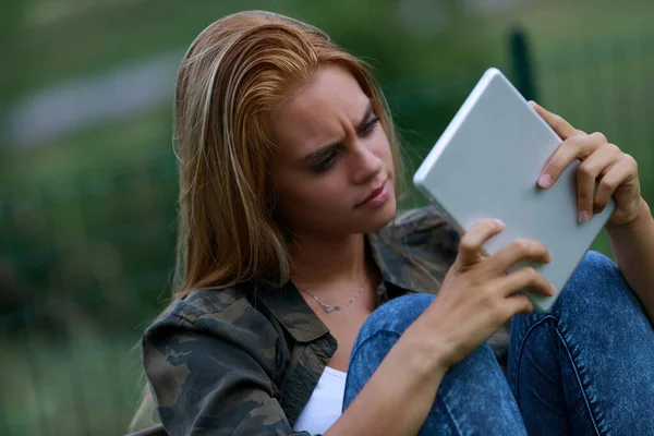 Mujer Joven Confundida Preocupada Mirando Fijamente Tableta Con Ceño Perplejo — Foto de Stock