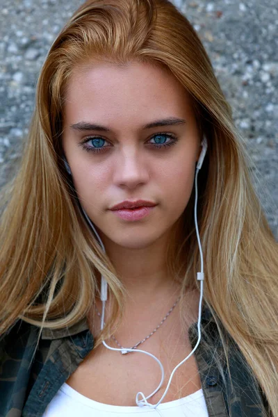 Poważna Młoda Blondynka Pięknymi Niebieskimi Oczami Wpatrująca Się Cicho Aparat — Zdjęcie stockowe