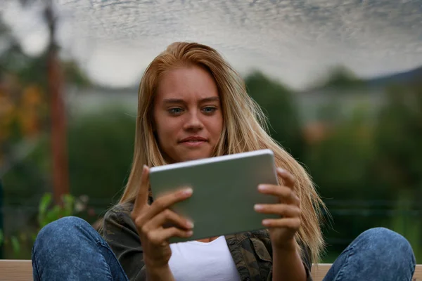 Mujer Joven Conmocionada Mirando Tableta Con Escepticismo Con Ojos Anchos — Foto de Stock