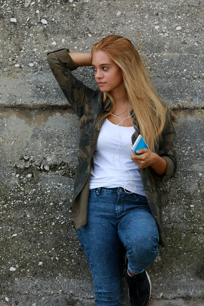 Jeune Femme Blonde Moderne Mode Écoutant Musique Sur Son Mobile — Photo