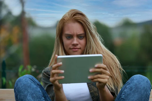 Perplexed Confused Young Woman Staring Intently Her Tablet Frown Grimace — Stock Photo, Image