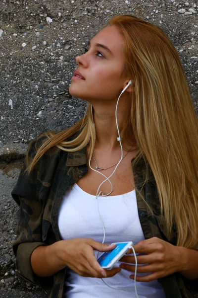 Jovem Mulher Sonhando Acordado Relembrando Como Ela Ouve Música Seu — Fotografia de Stock