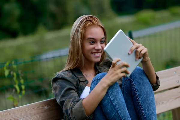 Jeune Adolescente Blonde Regardant Tablette Avec Étonnement Avec Grands Yeux — Photo