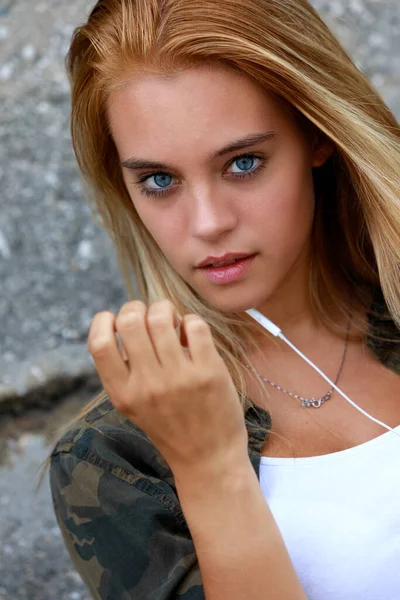 Серьезный Задумчивый Молодая Блондинка Великолепными Голубыми Глазами Глядя Камеру Расслабляет — стоковое фото