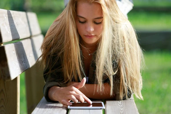 Young Woman Relaxing Bench Browsing Her Mobile Phone Serious Absorbed — Foto Stock