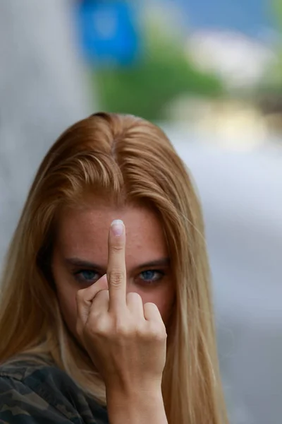 Bezczelna Niegrzeczna Młoda Kobieta Robi Obsceniczny Gest Środkowym Palcem Patrząc — Zdjęcie stockowe