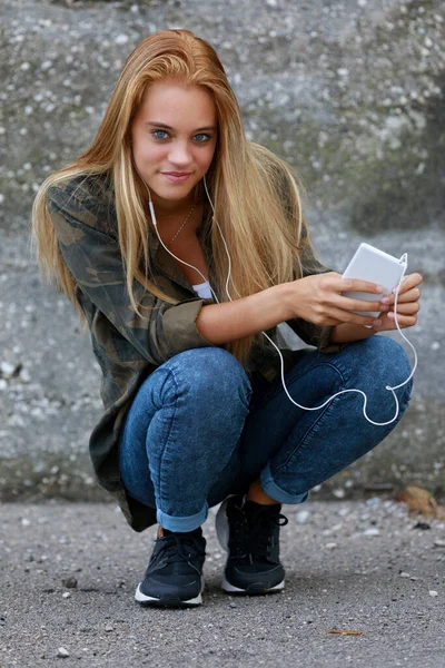 Gorgeous Girl Listens Music City Portrait While Looking You Her — Φωτογραφία Αρχείου