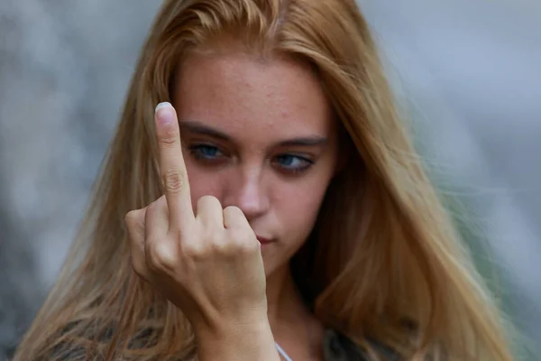 Unhöfliche Rachsüchtige Junge Frau Gibt Den Mittelfinger Einer Obszönen Geste — Stockfoto