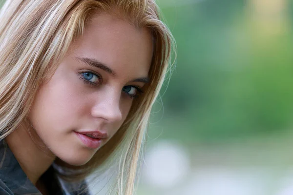 Retrato Aire Libre Mujer Rubia Joven Con Mirada Intensa Fondo — Foto de Stock