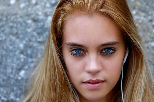 Portrait Gorgeous Girl Staring You While Listening Music Her Headphones — Foto de Stock