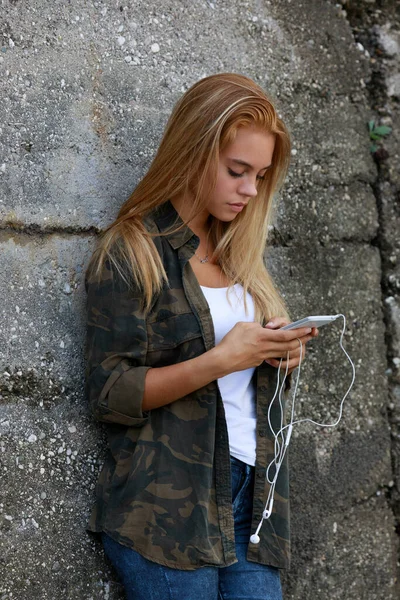 Flicka Använder Sin Smartphone Lutar Sig Mot Betongvägg Staden Nära — Stockfoto