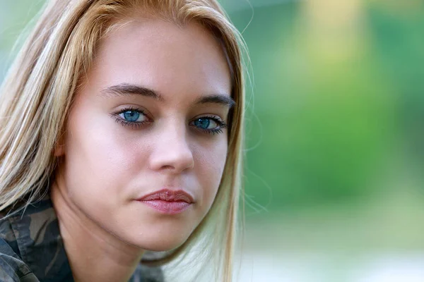 Plener Portret Młodej Blondynki Intensywnym Spojrzeniem Naturalne Tło — Zdjęcie stockowe
