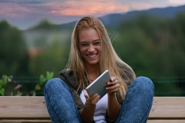 Big Smile Laugh Portrait Girl Tablet Park Bench Sunset — Zdjęcie stockowe