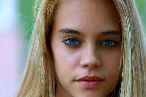 Outdoor Portret Van Jonge Blonde Vrouw Met Intense Blik Natuurlijke — Stockfoto