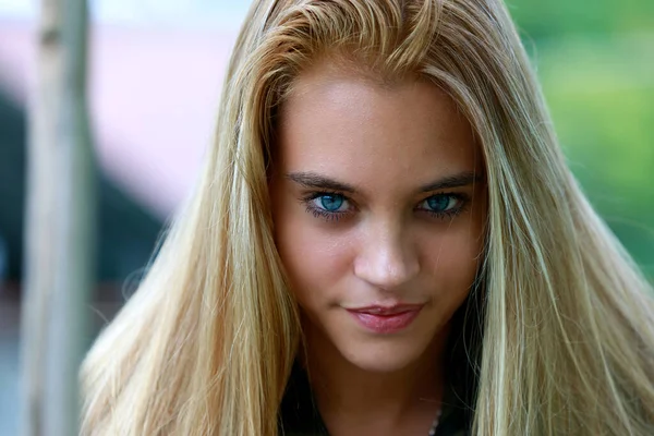 Outdoor Portret Van Jonge Blonde Vrouw Met Intense Blik Natuurlijke — Stockfoto