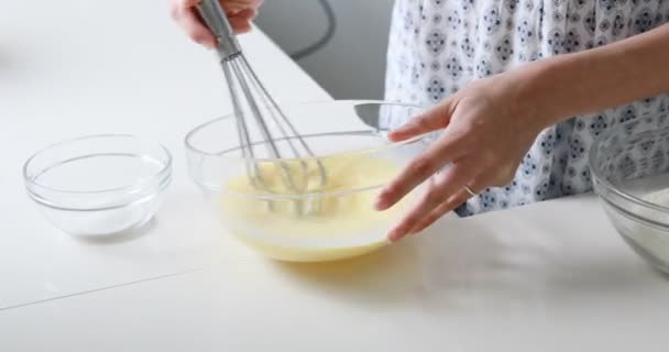 Smal kvinnas händer arbete med beredning av pannkakor — Stockvideo