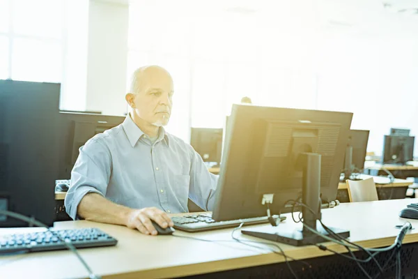 High Key Bild Eines Geschäftsmannes Bei Der Arbeit Einem Großraumbüro — Stockfoto