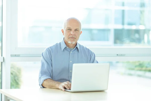 Uomo Affari Premuroso Seduto Lavorare Suo Computer Portatile Luminoso Ufficio — Foto Stock