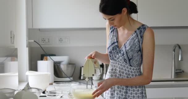 Çok zayıf genç Avrupalı bir kadın tatlı pişiriyor. — Stok video