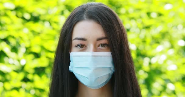 Olika uttryck för en ung kvinna med mask — Stockvideo